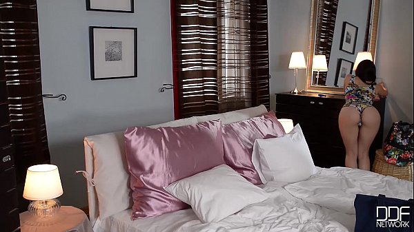 Tên trộm chim to địt 2 em chủ nhà
