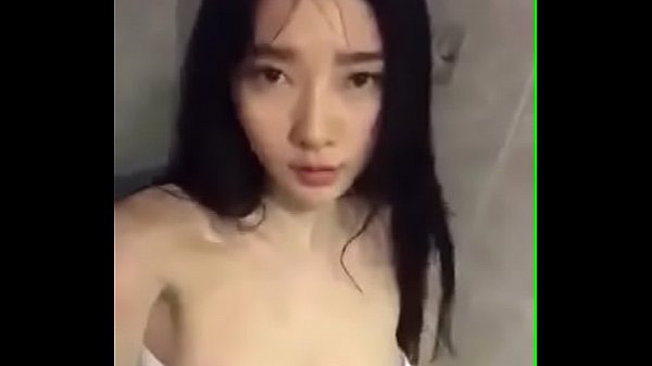 Teen mới lớn xinh đẹp thủ dâm trong bồn tắm