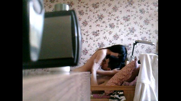 Đặt camera o phòng quay lén được anh trai đem bạn gái về làm chuyện người lớn