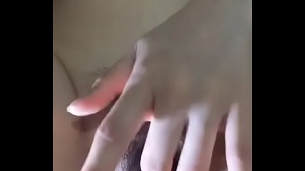 Gái hàng đẹp thủ dâm móc lồn rồi tự quay