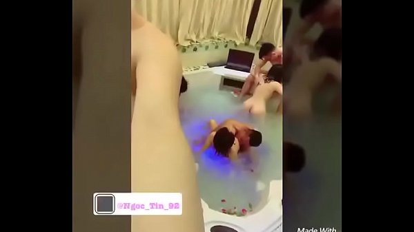 Dân chơi tự quay đụ nhau tập thể trong bể tắm