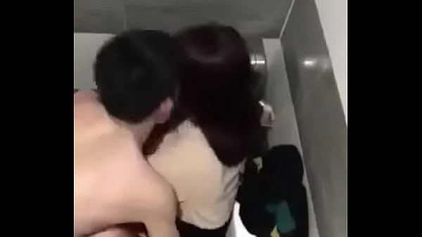 Chơi con em nhân viên thế giới di động trong nhà vệ sinh