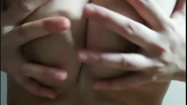 Em gái mới lớn tuổi nổi loạn móc lồn cực gắt