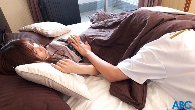 Thanh niên lén sờ vú em dâu đang ngủ
