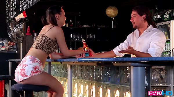 Cô gái đi giải sầu tranh thủ gạ địt anh quản lí đã có vợ