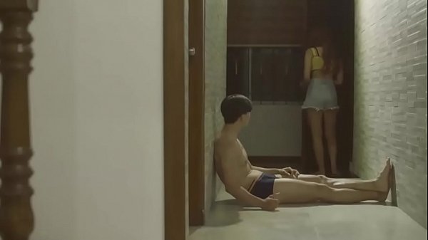Lén ăn vụng với anh hàng xóm lúc chồng đi làm