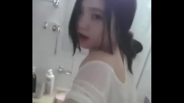 Anh có muốn đụ em trong phòng tắm không