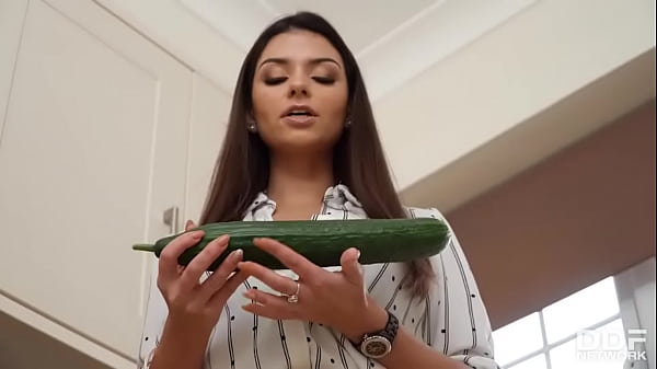 Gái xinh nứng lồn thủ dâm bằng trái dưa leo cực đã