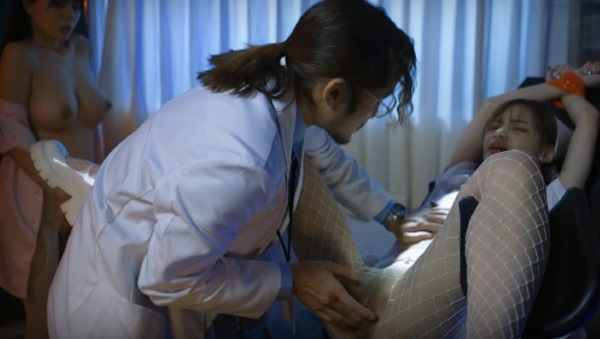Đêm trực của nữ y tá trưởng dâm dục