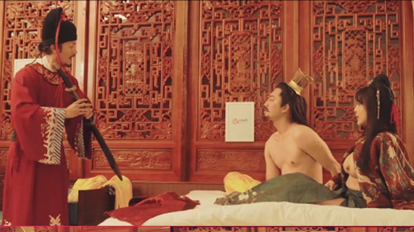 Hoàng thượng lén lút trốn khỏi cung ra ngoài chơi gái điếm