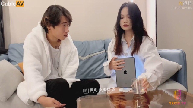 Nhà thiết kế gợi cảm Anna bị quay phim và cưỡng hiếp