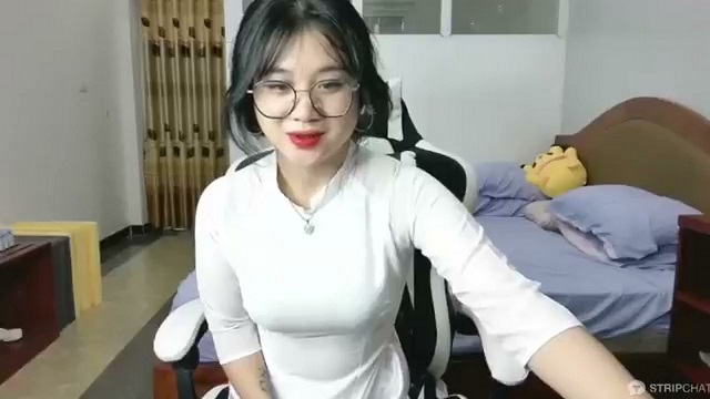 Nữ sinh Gấu Anna mặc áo dài live show hàng
