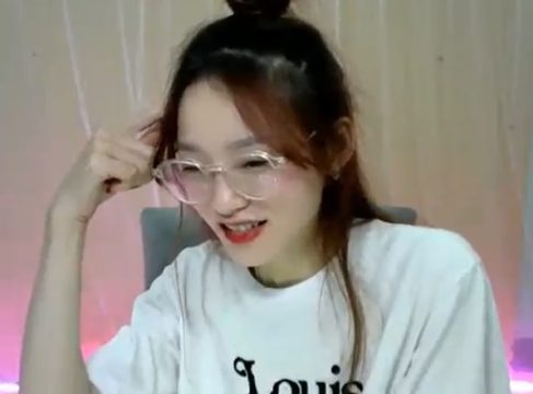 Nari tự sướng ngực khủng khiến fan phát điên